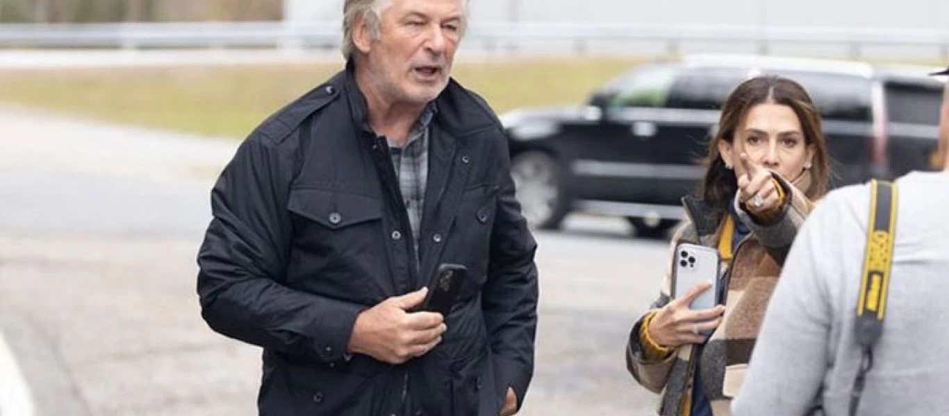 Κατατέθηκε μήνυση εναντίον του Alec Baldwin για τον πυροβολισμό της Halyna Hutchins